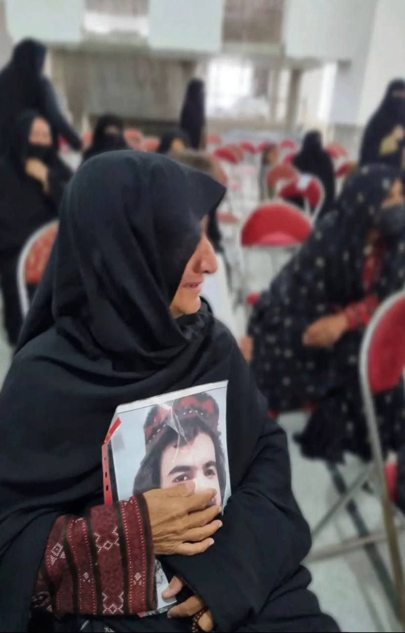 تصویری از مادر خدانور لجهای در ضیافت افطاری مسجد مکی – رسانک نیوز