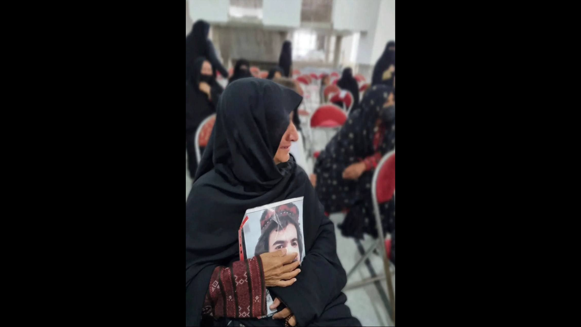 تصویری از مادر خدانور لجهای در ضیافت افطاری مسجد مکی - رسانک نیوز